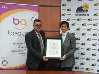 Foto de la entrega de la certificación