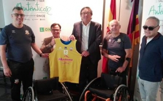 Foto de los representantes de ONCE junto a los dirigentes de la entidad