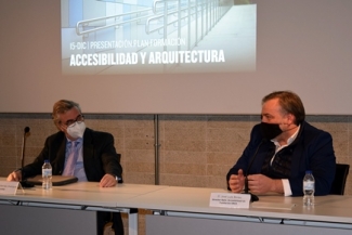 Foto de los dos representantes de las entidades durante la presentación