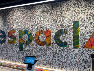 Foto del panel de la sala espacIA en Fundación ONCE