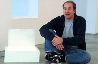 Foto de Eugenio Ampudia junto a su obra