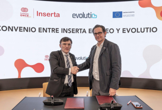 Imagen de los firmantes estrechándose la mano