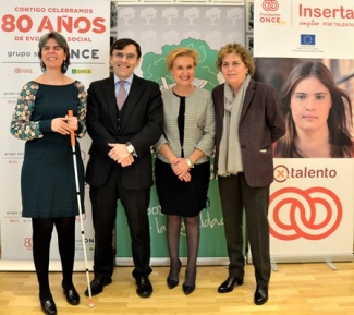 Foto de familia tras la firma del convenio