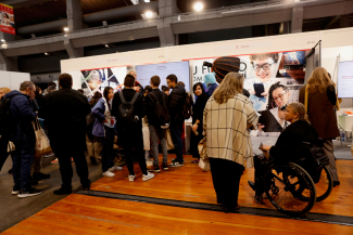 Imagen de personas en la feria