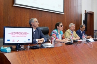 Foto de los integrantes de la mesa de presentación