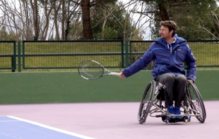 Foto de Juan Carlos Ferrero jugando al tenis en silla de ruedas