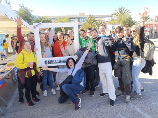 Foto de una actividad festiva realizada durante el curso en la que se ve a estudiantes