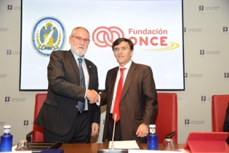 foto del saludo tras la firma del convenio