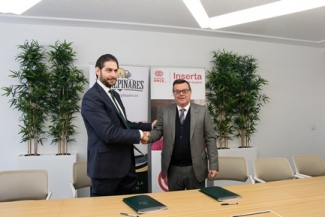 Firma del saludo tras la firma del convenio