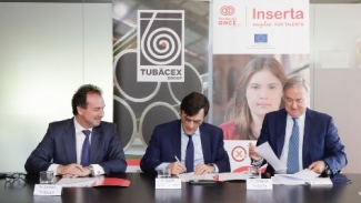 Momento de la firma del convenio de Fundación ONCE