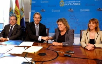 Foto del saludo tras la firma del convenio entre el Ayuntamiento de Santander y Fundación ONCE