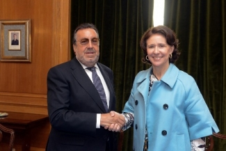 foto del saludo tras la firma del acuerdo