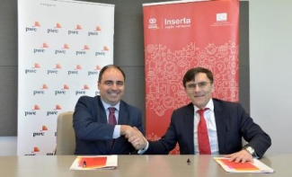 Foto del saludo tras la firma del convenio