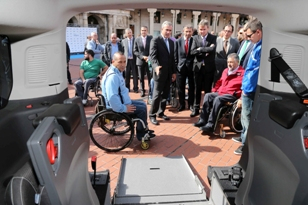 Foto de un momento de la presentación de uno de los vehículo adaptados del Plan Adapta