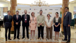 Foto de familia de los participantes en el foro