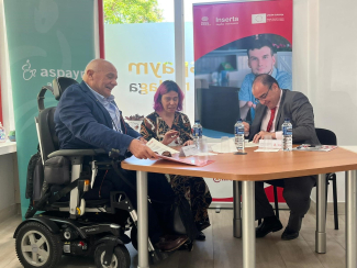 Fotografía del acto de firma del acuerdo