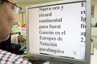 Pantalla de ordenador con texto ampliado para persona con discapacidad visual