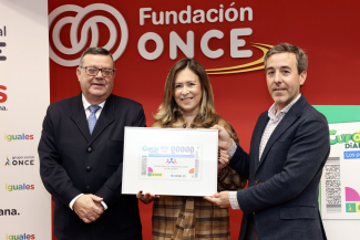 Foto del acto de entrega del cupón en la sede de Fundación ONCE