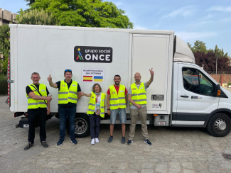 Fotografía de uno de los envíos a Ucrania con trabajadores de Fundación ONCE