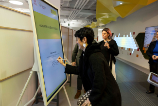 Fotografía de la ministra en la sede de Por Talento Digital de Fundación ONCE