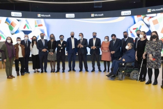 Fotografía de familia de los asistentes a la firma del convenio