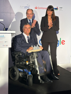 Jesus Hernández recogiendo el premio