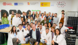 Fotogrfaía de familia tras la visita a las instalaciones