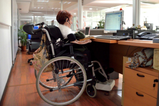 Foto de una mujer trabajadora con discapacidad