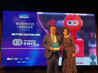 Jose Luis Martínez Donoso recogiendo el premio