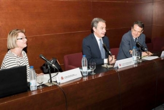 Foto de Zapatero junto a la secretaria de estado de Servicios Sociales