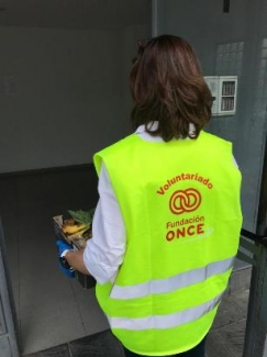 Foto de una voluntaria de Fundación ONCE