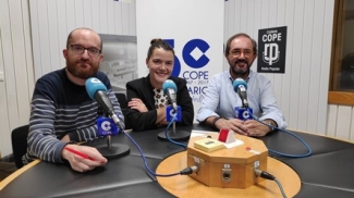 Foto de una de las becadas en la emisora COPE