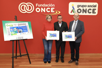 Fotografía del acto de entrega del cupón en Fundación ONCE