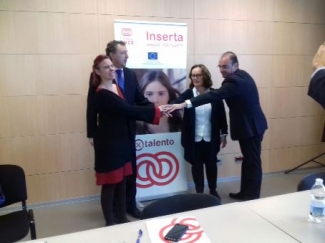 Foto del saludo tras la presentación