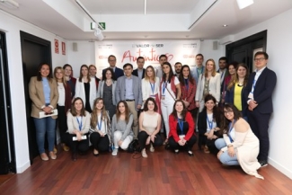 Foto de los representantes de Fundación ONCE junto a los jóvenes en Fundación ONCE