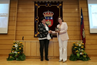 Foto de Isabel Martínez Lozano, recogiendo el premio