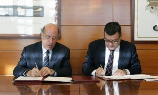 Foto del momento de la firma del convenio