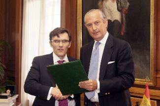Foto del saludo tras la firma del convenio entre Fundación ONCE y la Guardia Civil
