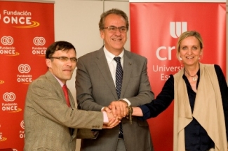 Foto del saludo tras la firma del convenio entre Fundación CRUE