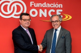 Foto del saludo tras la firma del convenio entre Fundación ONCE y Ginemed