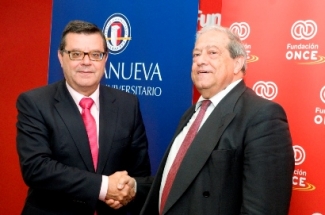 Foto del saludo tras la firma del convenio con Fundación ONCE