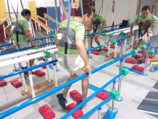 foto de uno de los usuarios andando en unas paralelas