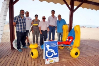 Foto de la entrega del kit de baño accesible en Chiclana