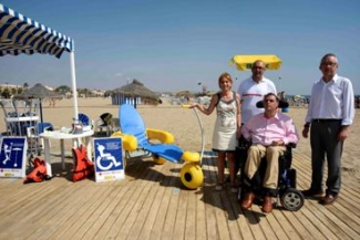 Foto de la entrega del kit de baño accesible en Valencia