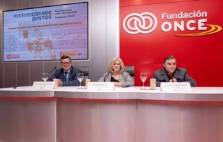 Foto de las personas que han intervenido en la inauguración en Fundación ONCE