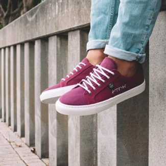 Foto de unas piernas que llevan las zapatillas de Timpers y Fundación ONCE