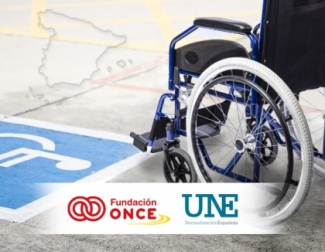 Imagen en la que se ve una silla de ruedas con el logo de la discapacidad en el suelo