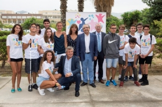 Foto de los alumnos con los representantes de entidades