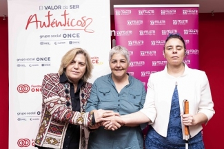 Teresa Palahí, Uge Sangil y Virginia Carcedo dándose la mano