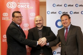 Foto del saludo tras la firma del convenio